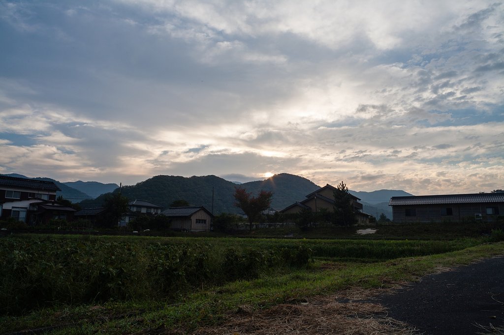 雲の多い朝日の出・・。