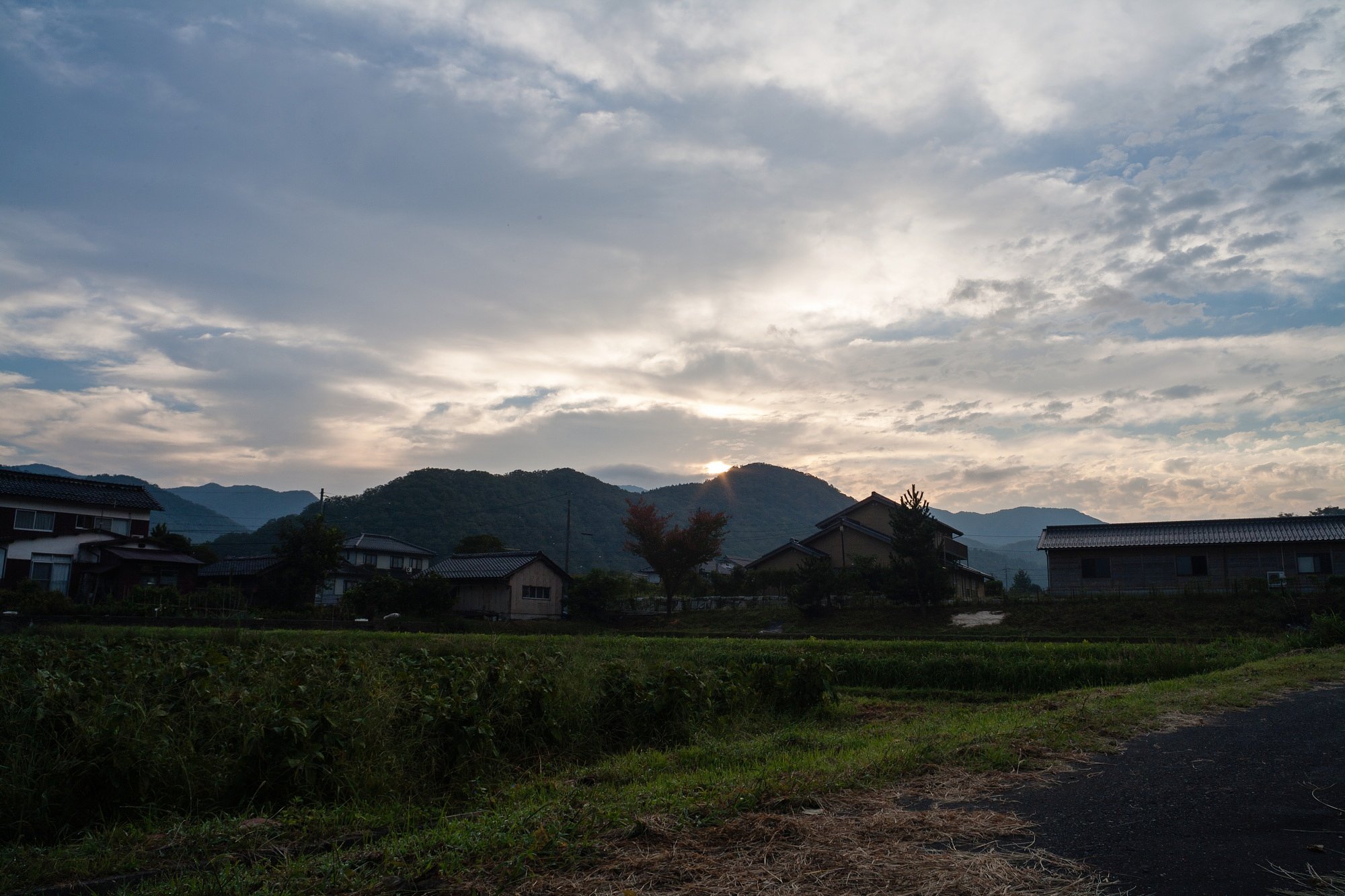 雲の多い朝日の出・・。