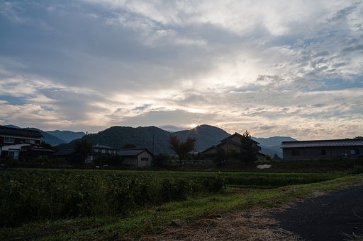 雲の多い朝日の出・・。