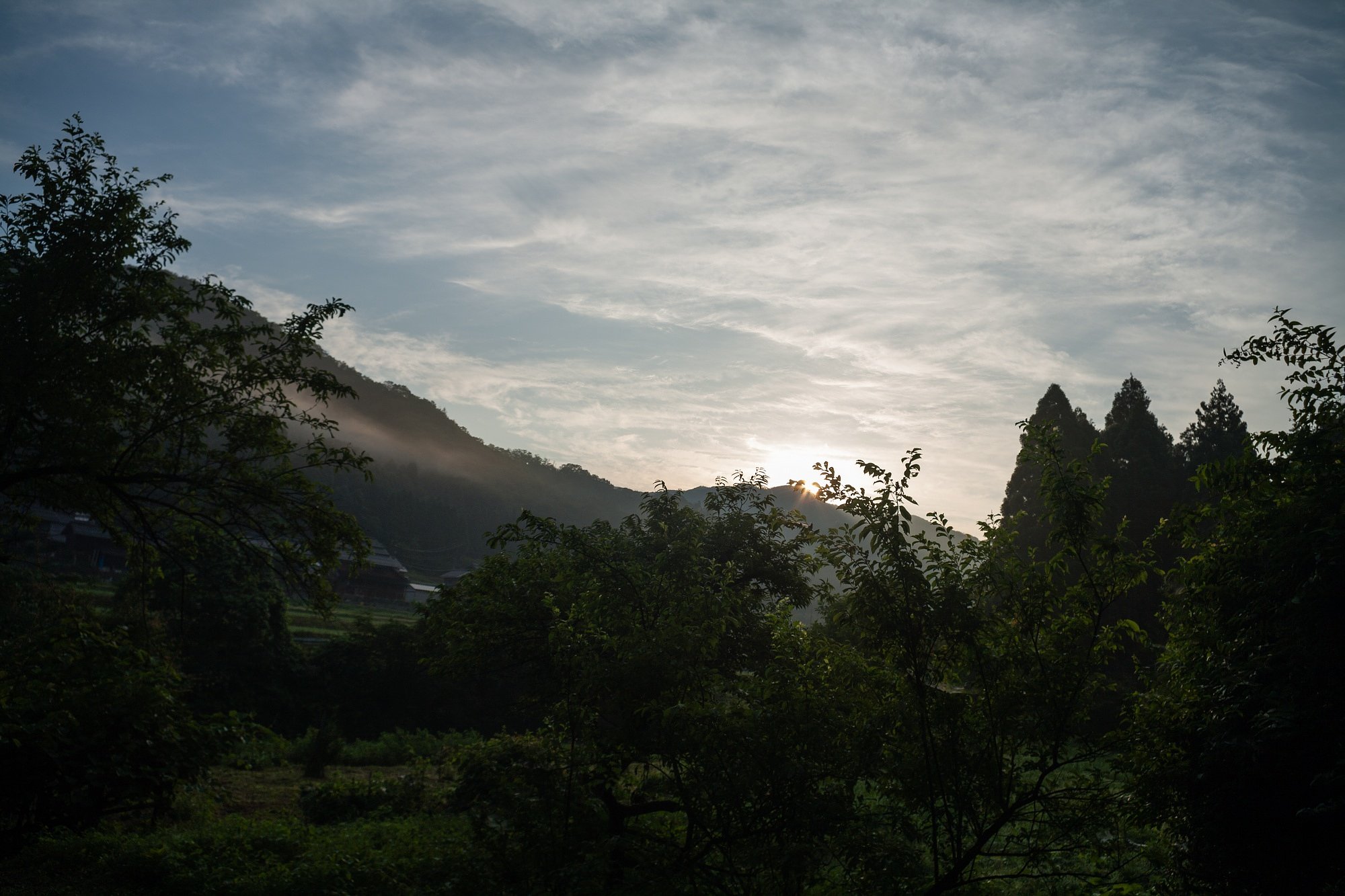 雲の多い朝。
