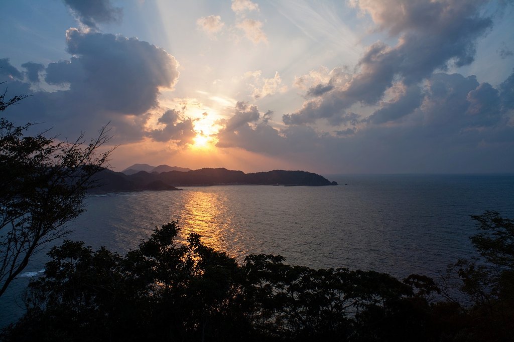日本海への日の入り。