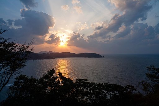 日本海への日の入り。