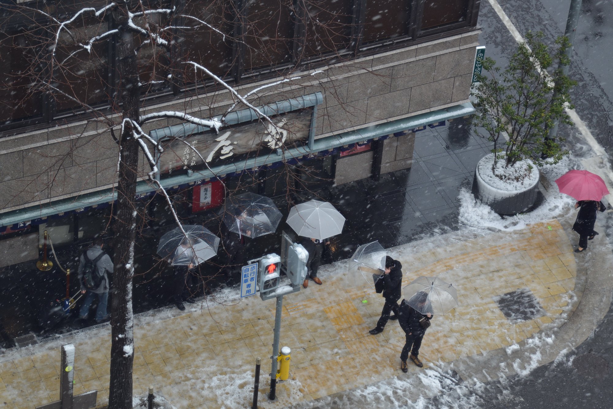 街角少しだけ雪