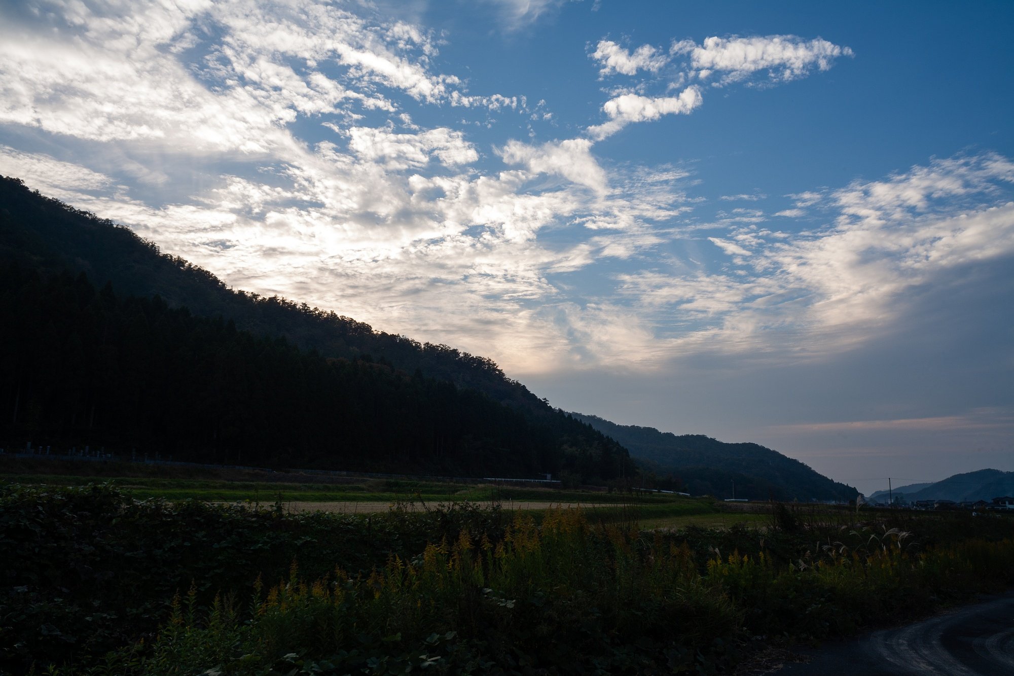 雲の多い夕空・・。