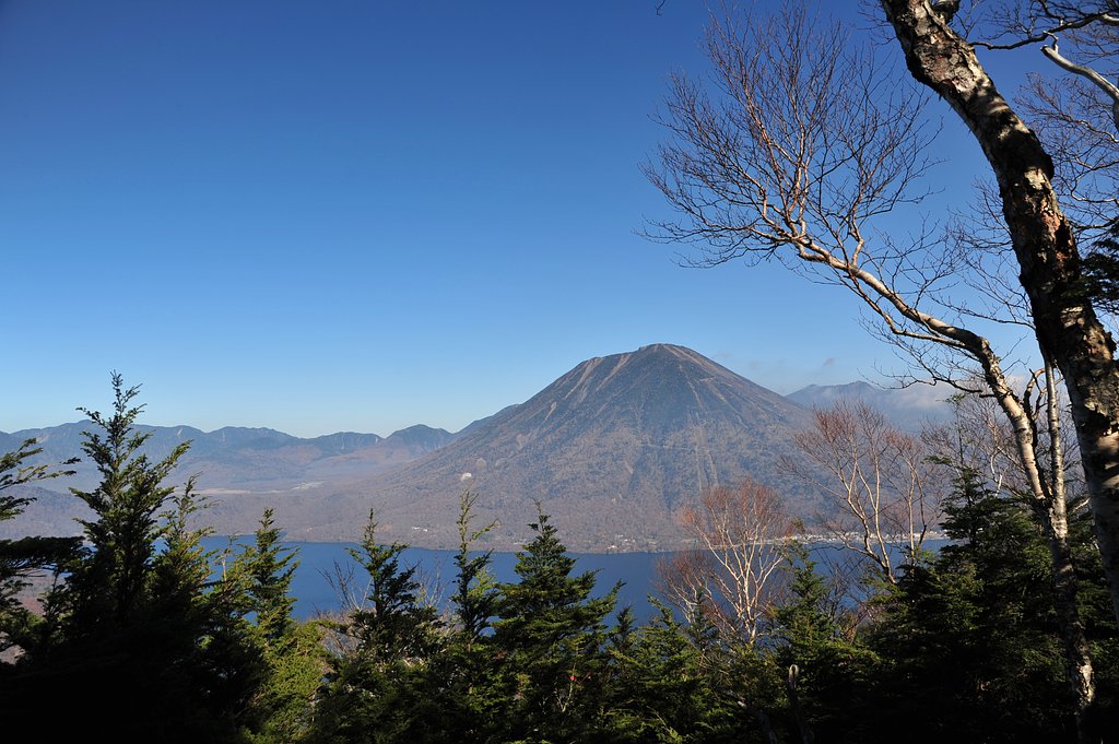 晩秋の男体山