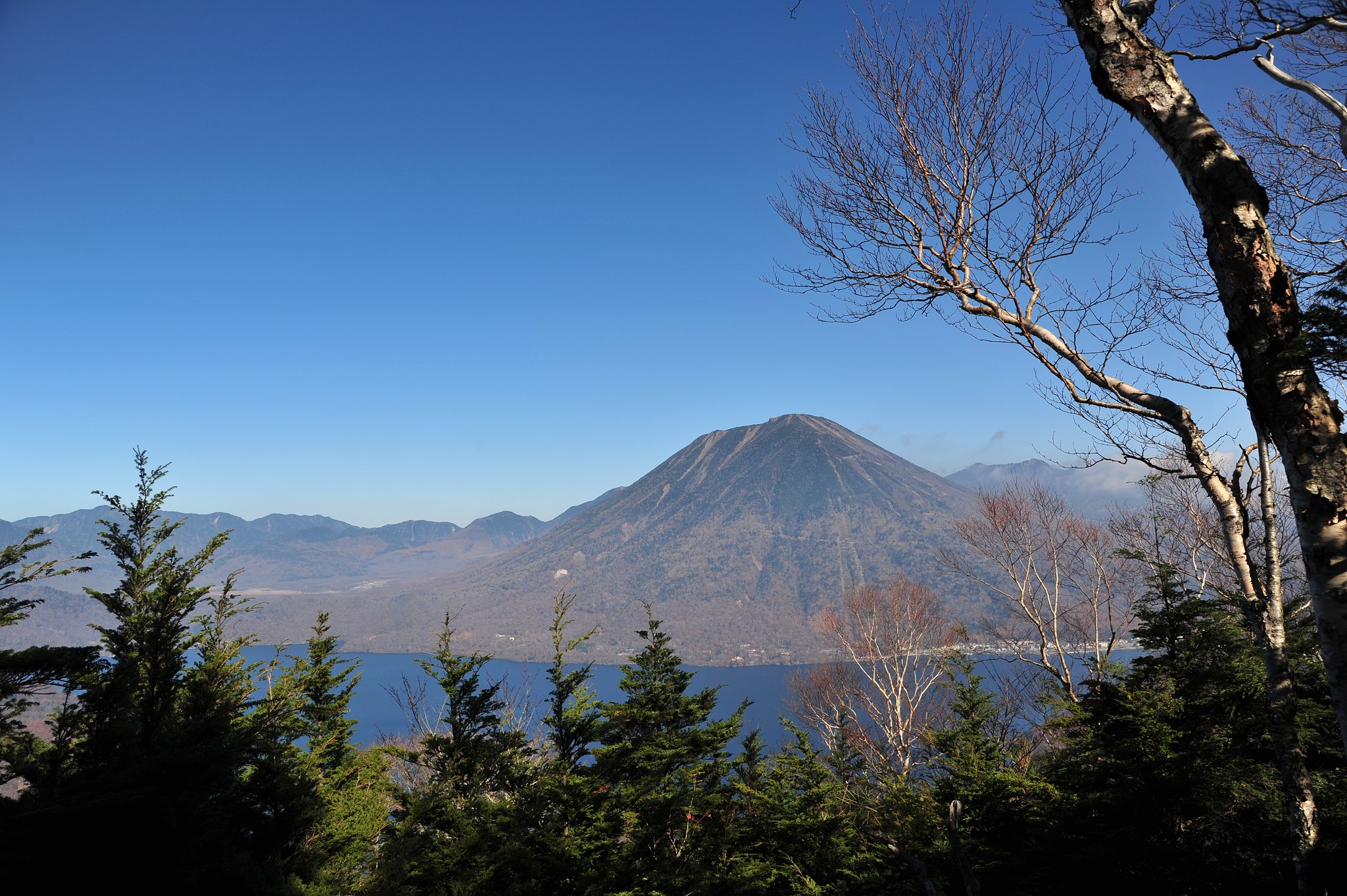 晩秋の男体山