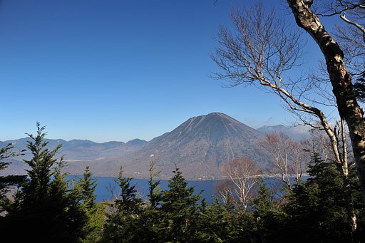 晩秋の男体山