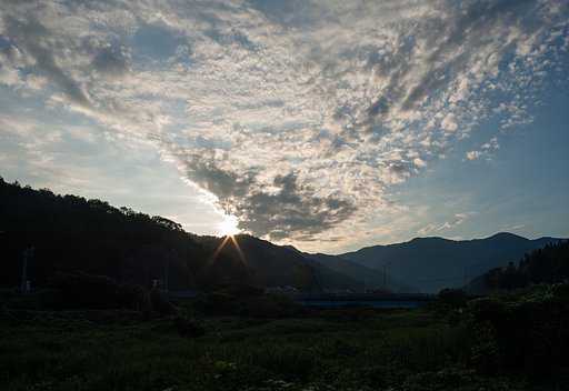 うろこ状の雲の多い朝。