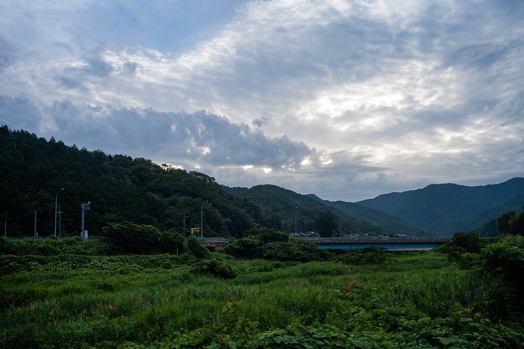 複雑な雲の朝・・。
