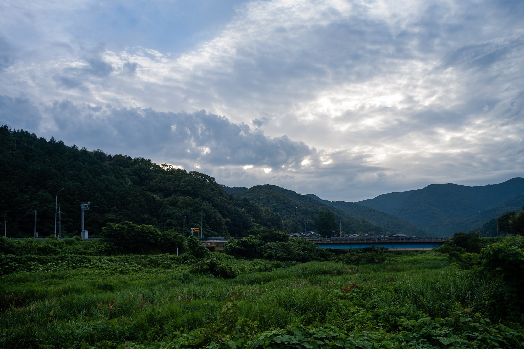 複雑な雲の朝・・。
