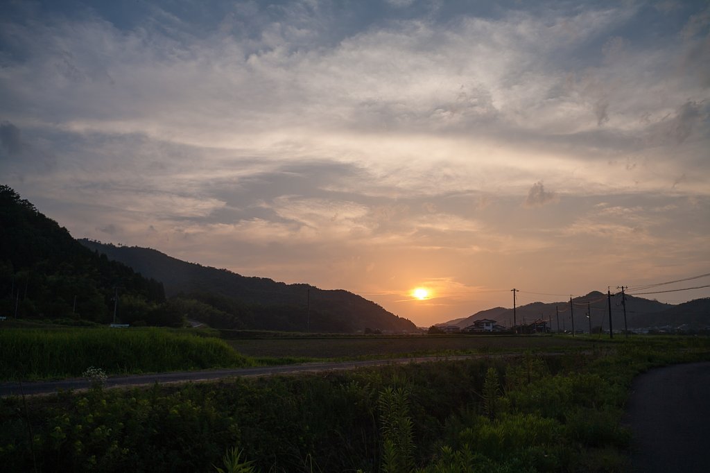 複雑な雲の中の夕焼。