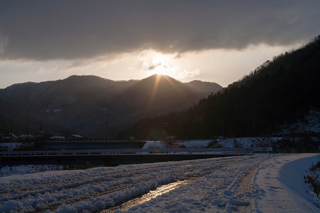 雲の切れ間からの朝日の出。
