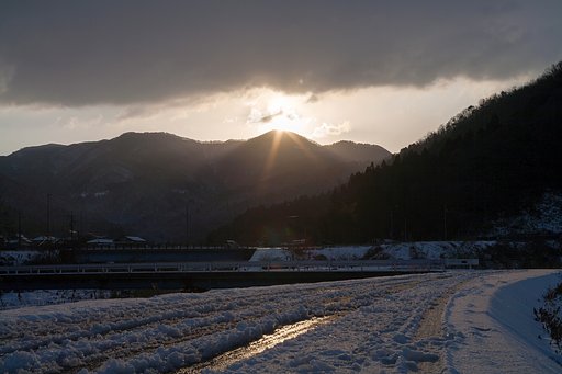雲の切れ間からの朝日の出。