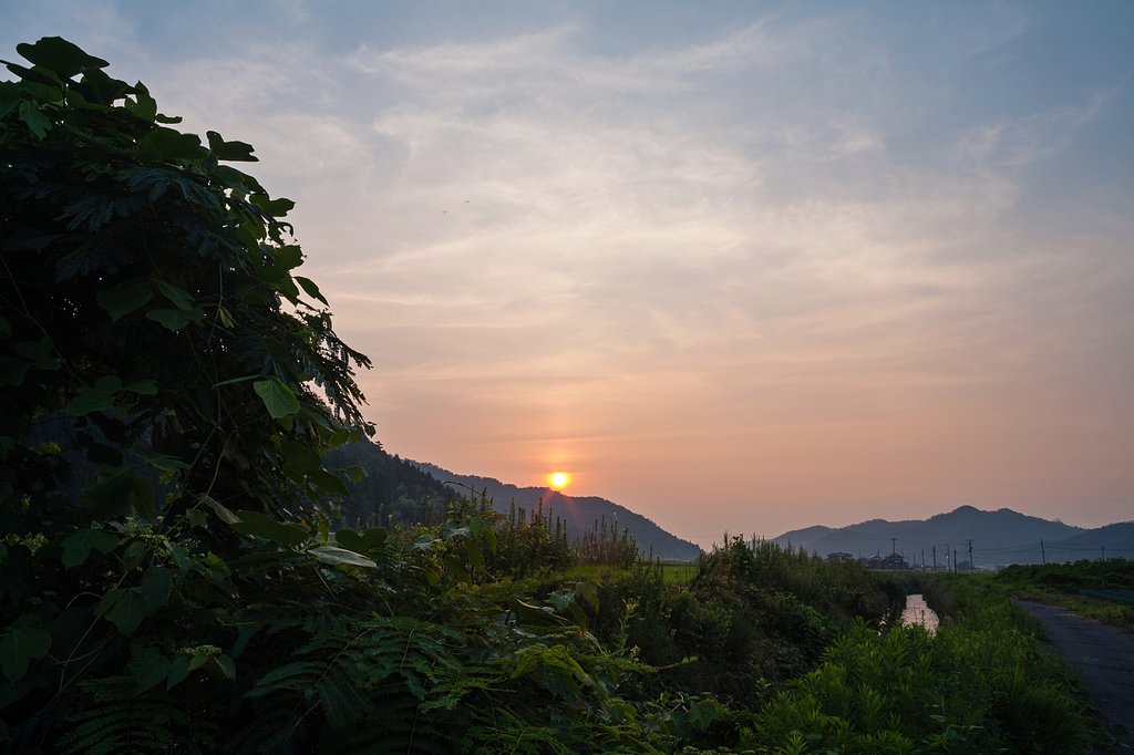 雲の多い夕焼け・・。