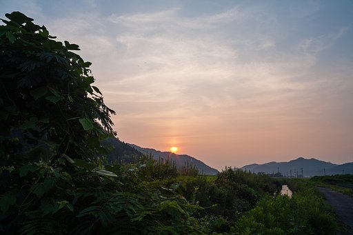 雲の多い夕焼け・・。