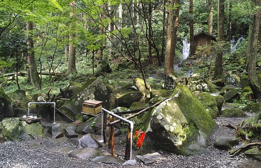 胴腹不動尊の水汲み場