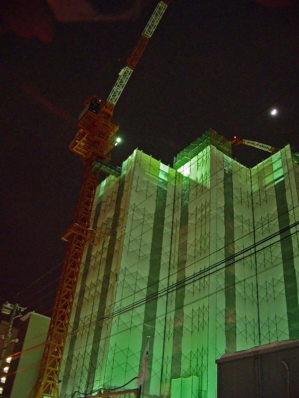 工事現場に月