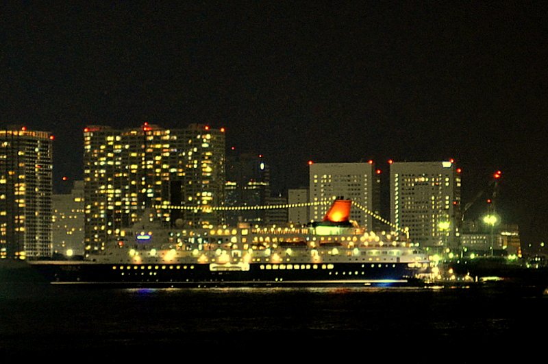 客船と高層マンション