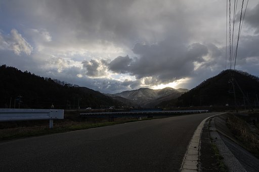 雪がチラつく朝日の出。