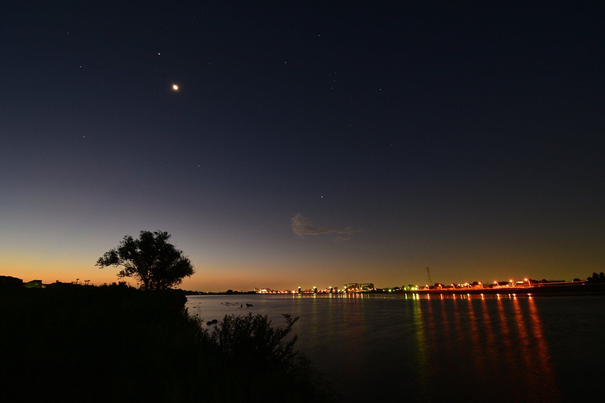 グラデーションに月、木星、火星