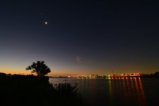 グラデーションに月、木星、火星