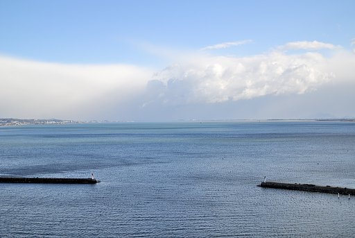 朝の湖面