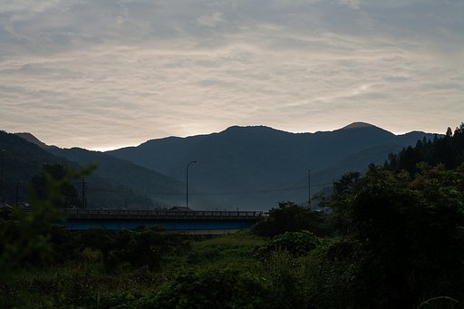 淡い雲の多い朝日の出の時間・・。
