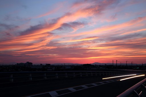 朝焼けと光跡