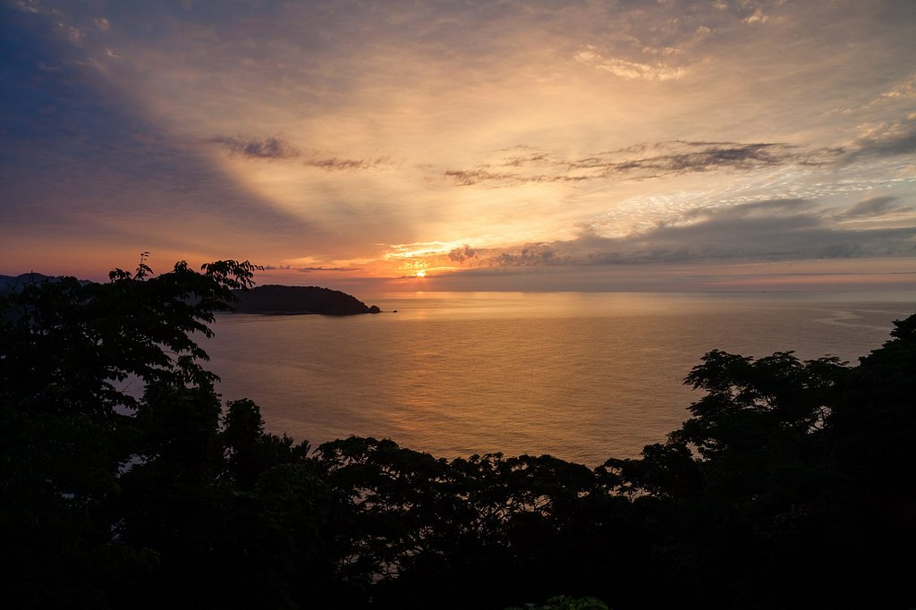 日本海の夕焼け-1。