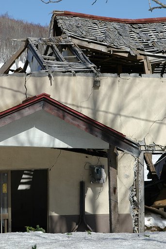 廃屋に春の光