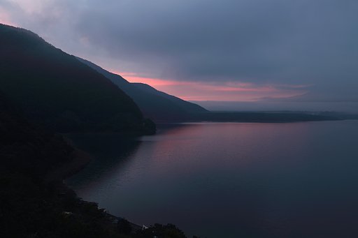 朝焼けを映す本栖湖