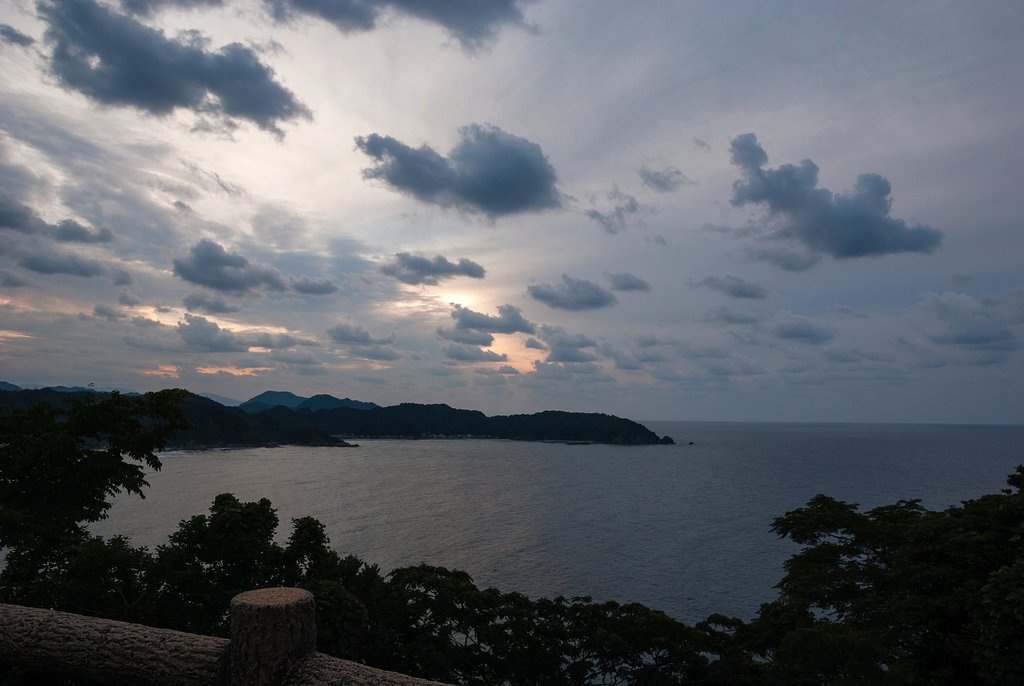 雲の多い夕焼け。