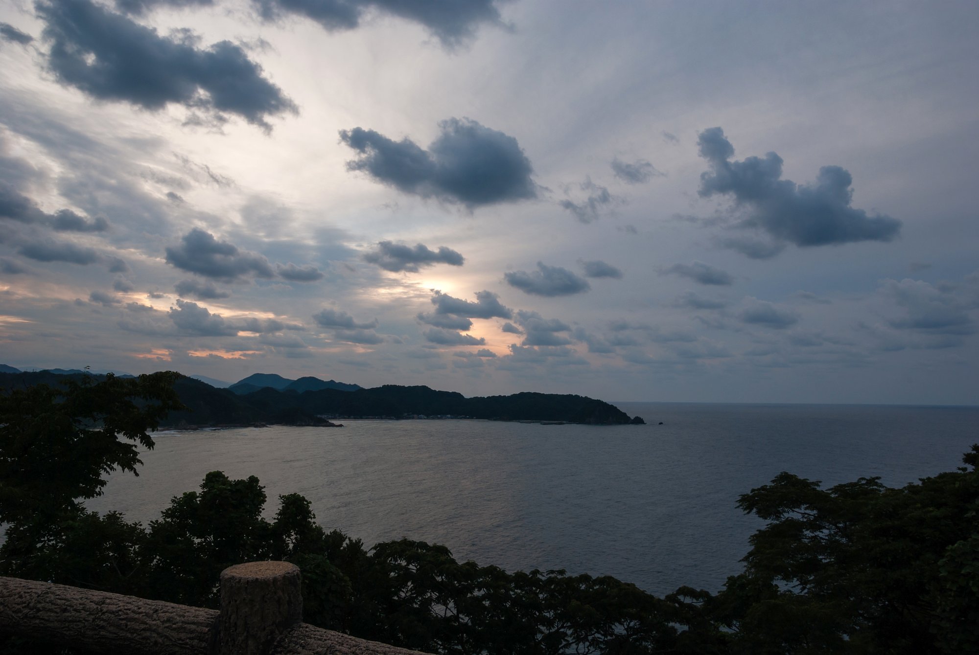 雲の多い夕焼け。