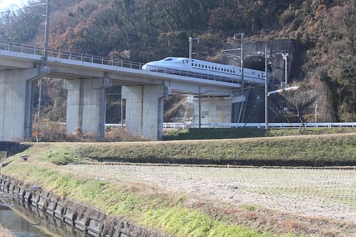 新幹線は東へ西へ