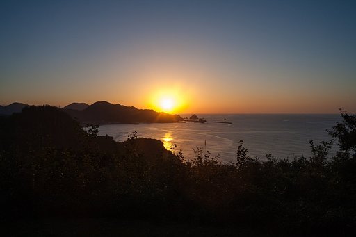 羽尾岬から田後港。