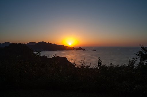 日本海への日の入り-2。