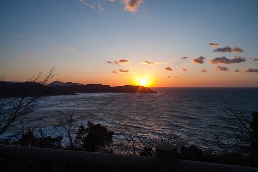 強風の中の鮮やかや夕焼け。