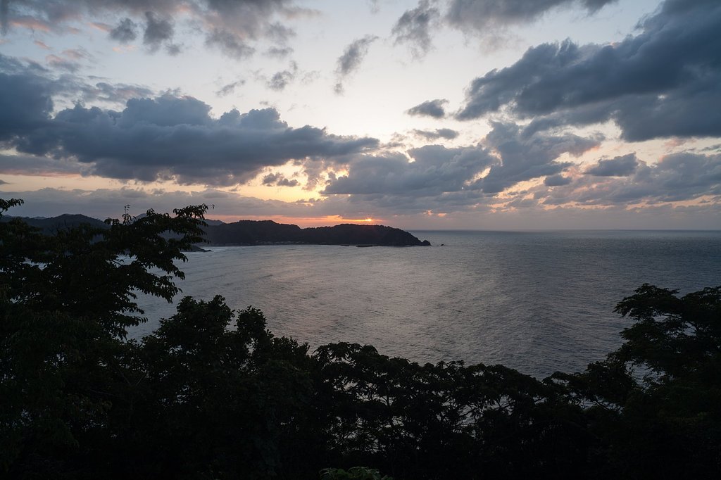日本海の水平線への日没。