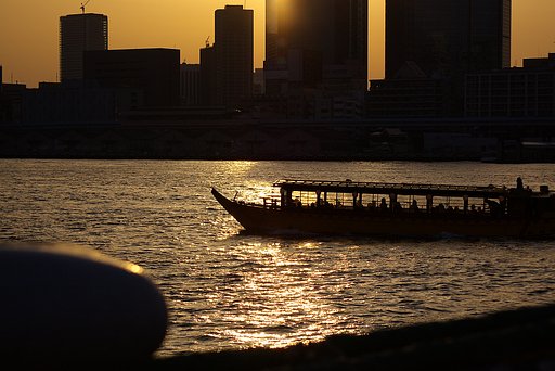 屋形船、春の海へ