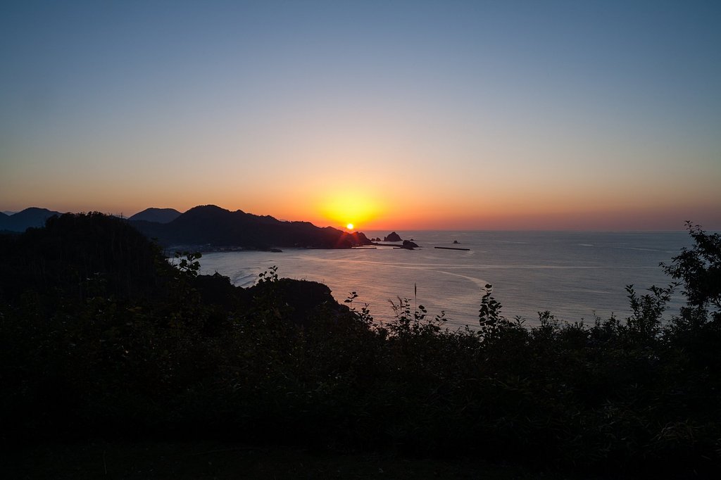 日本海の水平線への日の入り。