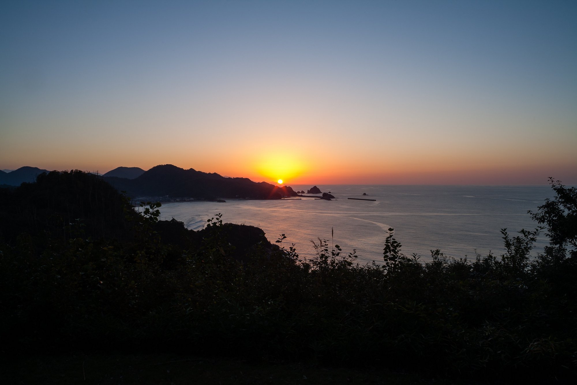 日本海の水平線への日の入り。