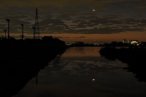 夜明け空に細月昇る