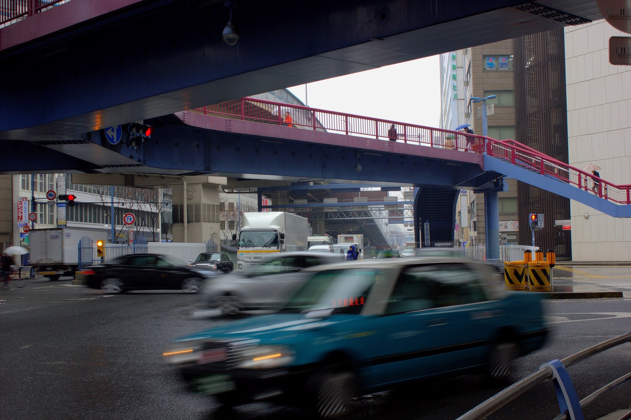 雨の梅田陸橋
