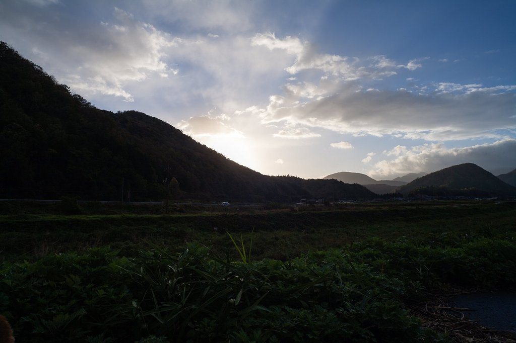 朝日の出る前の光芒。
