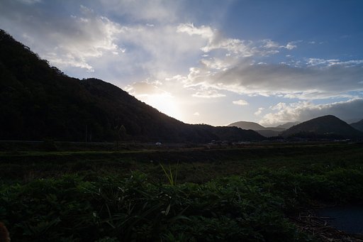 朝日の出る前の光芒。