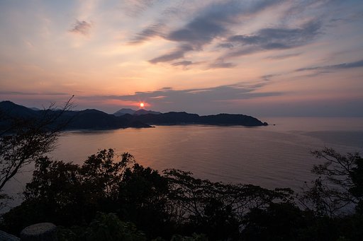 雲の間から・・。