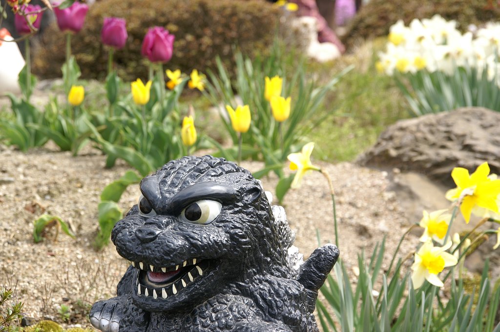 花を荒らすミニラ？