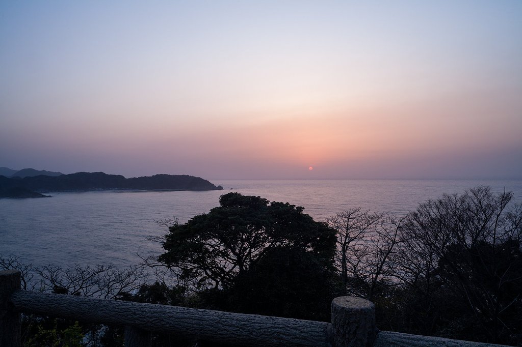春もやの夕焼け。