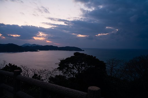 対岸に町の灯りが!