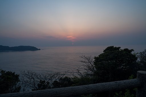 暗い雲にお隠れ。